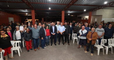 Famílias do Jardim Ritoni recebem matrículas da FUMAS
