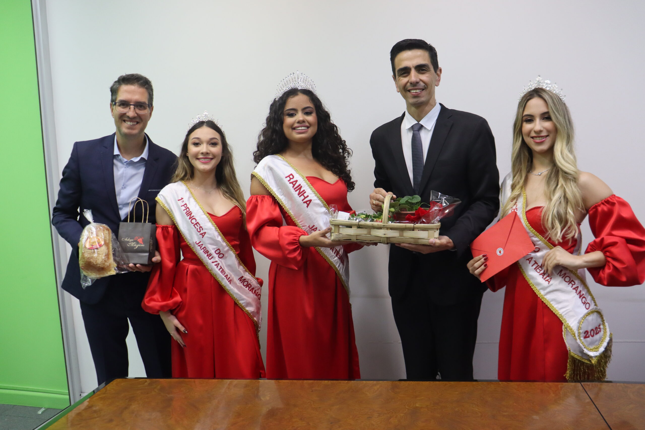 Campo Limpo Paulista recebe visita da Corte Do Morango De Jarinu