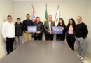 Várzea Paulista: Estudantes apresentam identidade visual municipal do Programa de Erradicação do Trabalho Infantil ao prefeito
